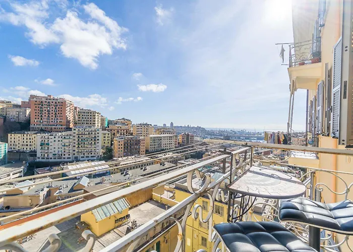 Genova La Fortuna Roomy Apt & Panoramic Balcony