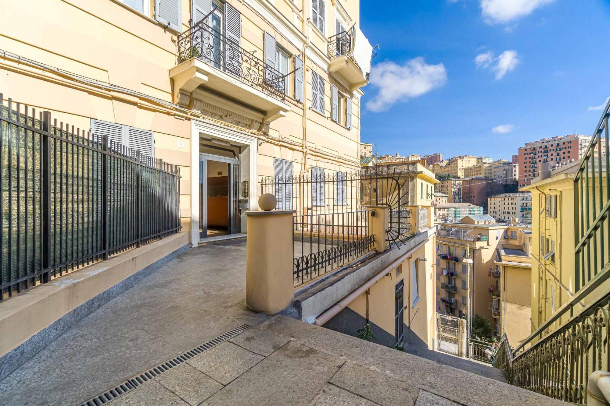 La Fortuna Roomy & Panoramic Balcony Apartment Genoa